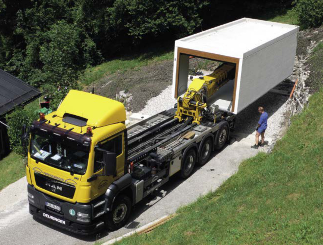 Anlieferung einer Garage aus Beton