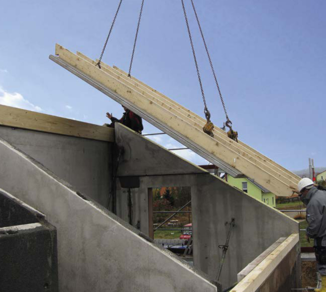 Montage eines Dachs aus Beton
